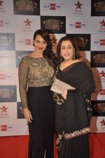 Sonakshi Sinha, Poonam Sinha at Big Star Awards red carpet in Andheri, Mumbai on 18th Dec 2013